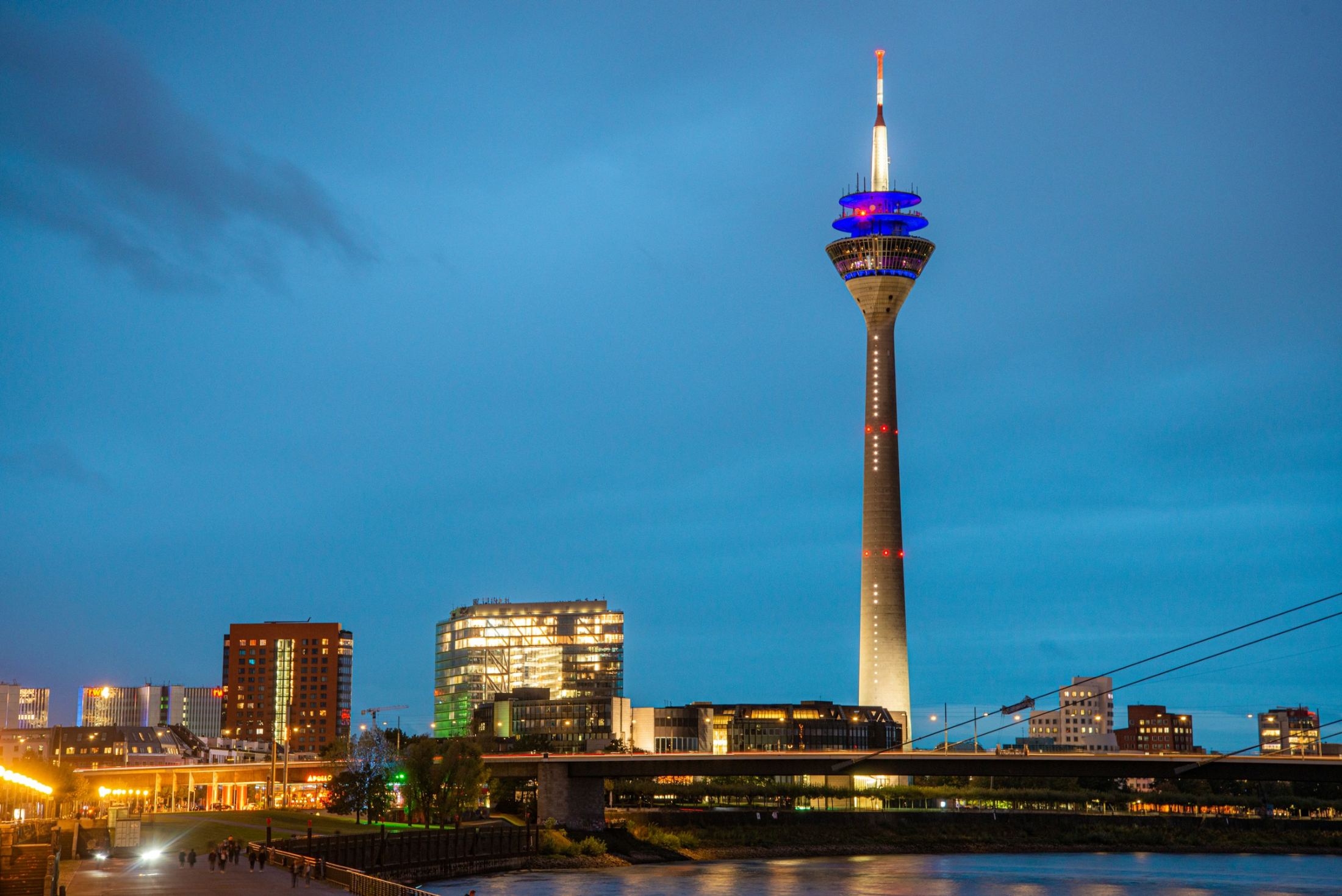 Düsseldorf Skyline mit Rheinturm am Abend