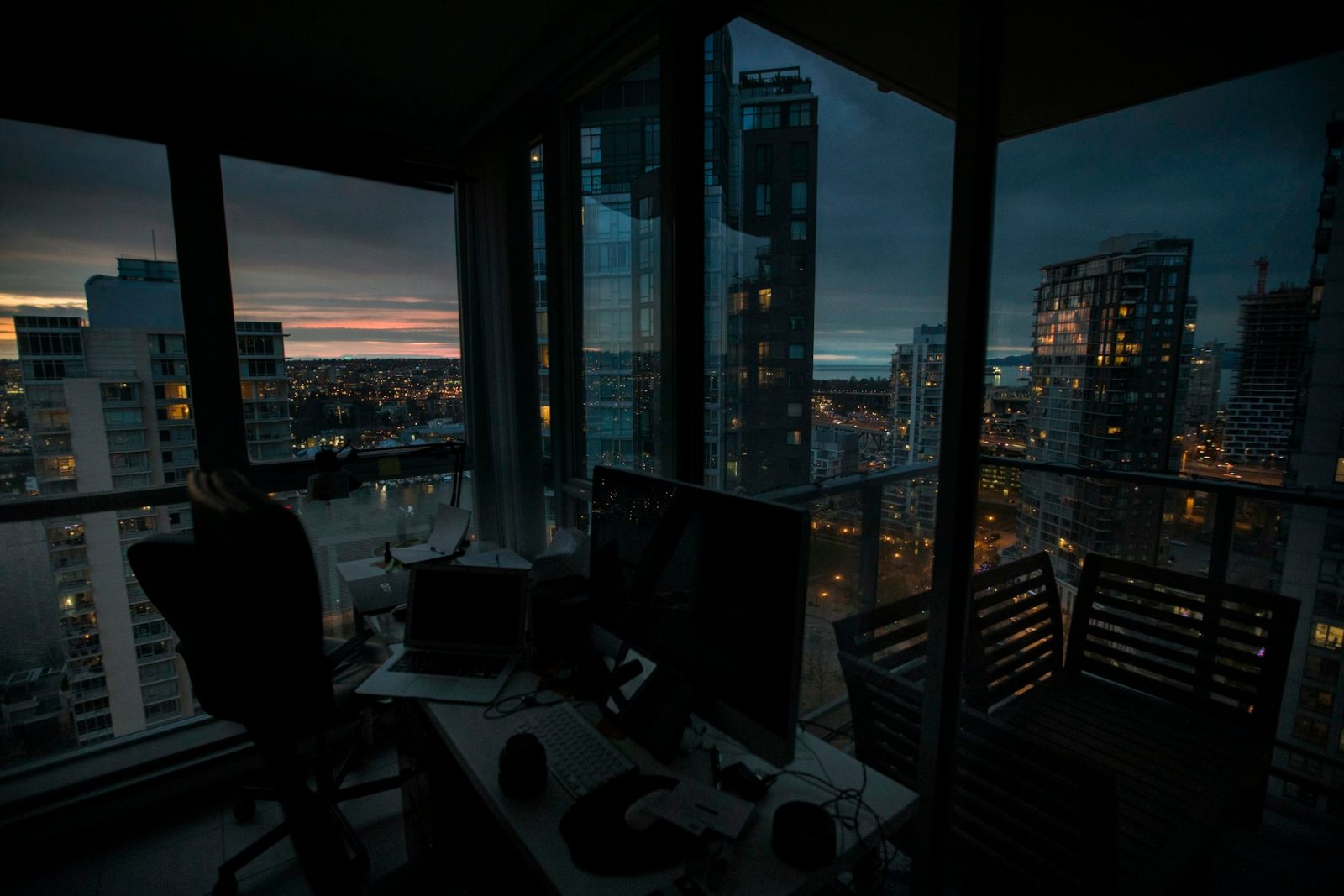 Modernes Büro mit Blick über die Stadt am Abend